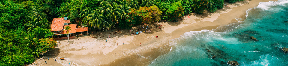 Destinazione turistica tropicale con spiaggia sabbiosa e mare turchese.